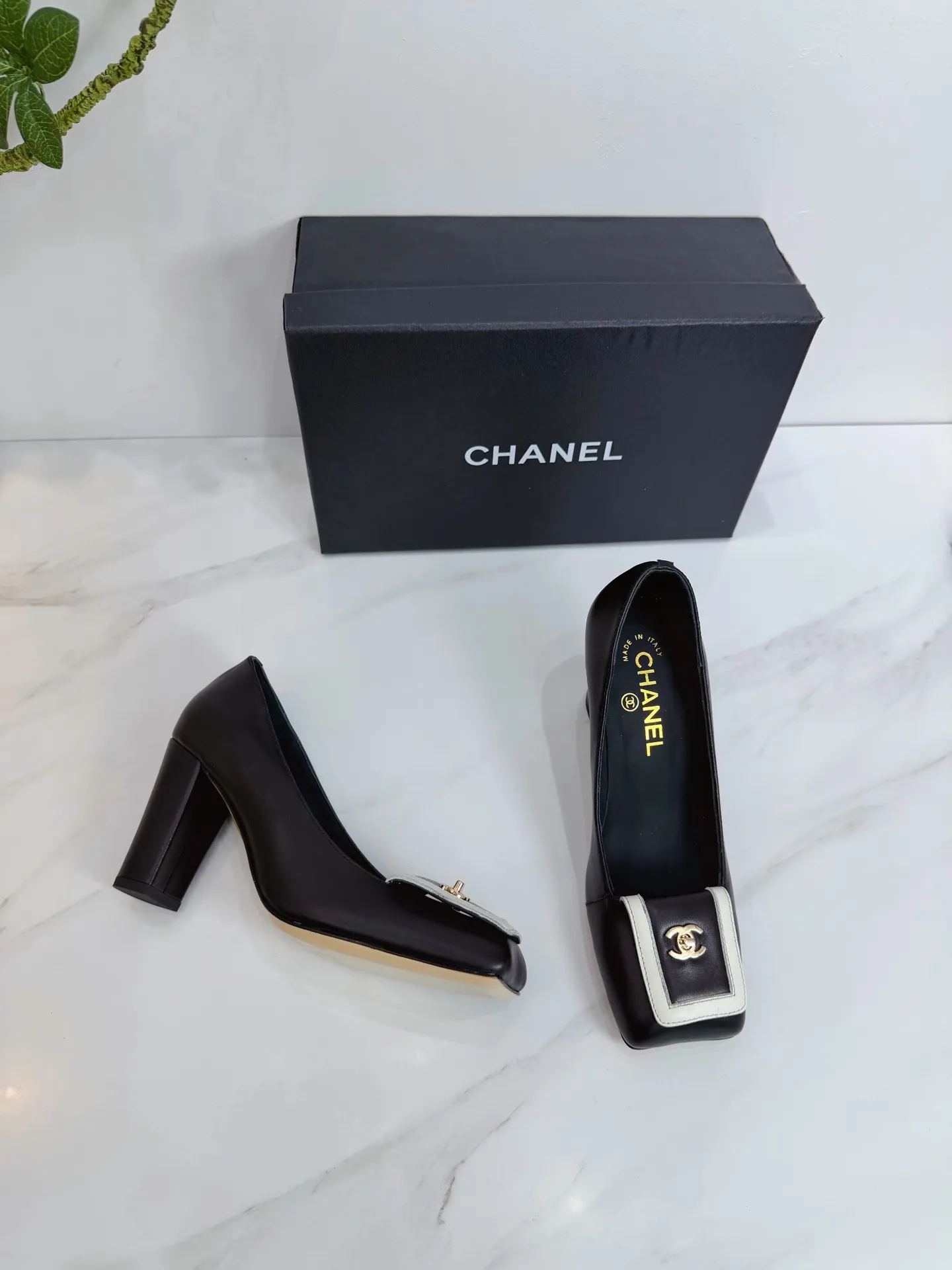 👟👟Ex-factory price 560👟👟 CHANEL 2026 Autumn Martin Boots Single Shoes Sandals Slippers Latest ❤ European Purchasing Agency & Fragrant Grandma’s New Fashion Latest Page 🔛 Small fragrant Martin boots that exude lasting charm ~ The original development supports any comparison in the market 🆚 The so-called smooth and natural lines can restore the original appearance. Many stars have recommended it One of the must-have items in spring. Super comfortable on the feet, really fragrant series... 💝💝💝 1⃣️Fabric: Imported Yangjing 2⃣️Inner: Imported sheepskin 3⃣️Outsole: Imported Italian original original color genuine leather outsole Heel height 8.0 4⃣️Code number: 35 to 39 (customized at 40.41)
